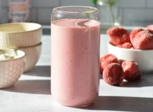StrawberrySmoothiewithGreekYogurt